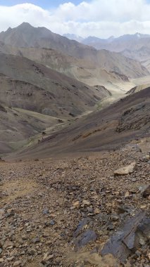 Wakhan Nehri'nin arkasındaki Afganistan'daki Wakhan Koridoru'na bakın. Tacikistan tarafında Pamir karayolu alınan