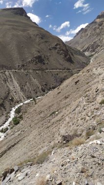 Wakhan Nehri'nin arkasındaki Afganistan'daki Wakhan Koridoru'na bakın. Tacikistan tarafında Pamir karayolu alınan