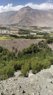 Wakhan Nehri'nin arkasındaki Afganistan'daki Wakhan Koridoru'na bakın. Tacikistan tarafında Pamir karayolu alınan