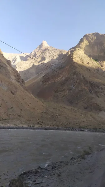 在瓦坎河后面的阿富汗瓦汉走廊上观看 取自塔吉克斯坦一侧的帕米尔公路 — 图库照片