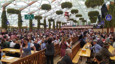 Münih, Almanya, 23 Eylül 2019: Münih, Almanya'da yapılacak Oktoberfest 2019'da dünyanın dört bir yanından insanlar