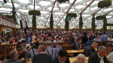 Münih, Almanya, 23 Eylül 2019: Münih, Almanya'da yapılacak Oktoberfest 2019'da dünyanın dört bir yanından insanlar