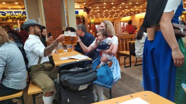Münih, Almanya, 23 Eylül 2019: Münih, Almanya'da yapılacak Oktoberfest 2019'da dünyanın dört bir yanından insanlar