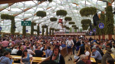 Münih, Almanya, 23 Eylül 2019: Münih, Almanya'da yapılacak Oktoberfest 2019'da dünyanın dört bir yanından insanlar