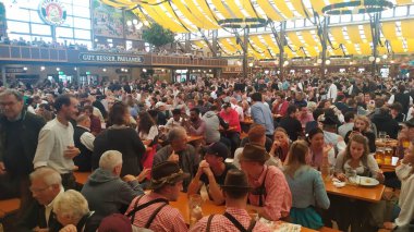 Münih, Almanya, 23 Eylül 2019: Münih, Almanya'da yapılacak Oktoberfest 2019'da dünyanın dört bir yanından insanlar