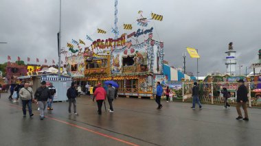 Münih, Almanya, 23 Eylül 2019: Theresienwiese bölgesinde Oktoberfest 2019'da Der grosse irrgarten cazibe merkezi, Münih, Almanya