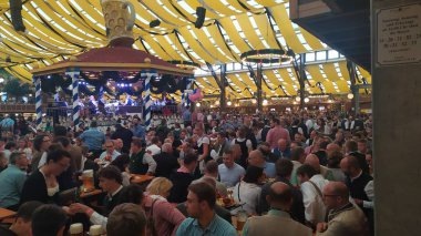 Münih, Almanya, 23 Eylül 2019: Münih, Almanya'da yapılacak Oktoberfest 2019'da dünyanın dört bir yanından insanlar