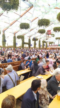 Münih, Almanya, 23 Eylül 2019: Münih, Almanya'da yapılacak Oktoberfest 2019'da dünyanın dört bir yanından insanlar