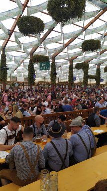 Münih, Almanya, 23 Eylül 2019: Münih, Almanya'da yapılacak Oktoberfest 2019'da dünyanın dört bir yanından insanlar