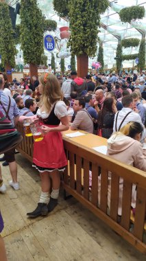 Münih, Almanya, 23 Eylül 2019: Münih, Almanya'da yapılacak Oktoberfest 2019'da dünyanın dört bir yanından insanlar
