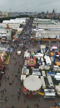 Münih, Almanya, 23 Eylül 2019: Münih, Almanya'da yapılacak Oktoberfest 2019'da dünyanın dört bir yanından insanlar