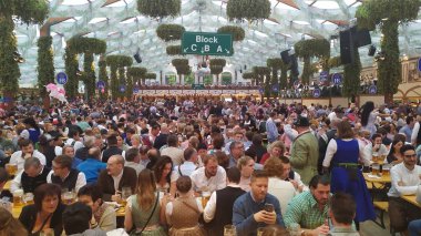 Münih, Almanya, 23 Eylül 2019: Münih, Almanya'da yapılacak Oktoberfest 2019'da dünyanın dört bir yanından insanlar