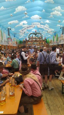 Münih, Almanya, 23 Eylül 2019: Münih, Almanya'da yapılacak Oktoberfest 2019'da dünyanın dört bir yanından insanlar