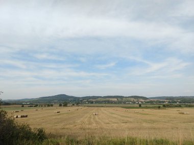 güzel manzara mavi gökyüzü ile