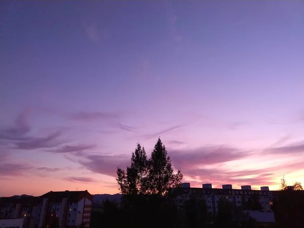 Blick Auf Die Abendstadt Mit Dem Himmel Bei Sonnenuntergang — Stockfoto