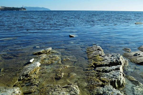 Spiaggia rocciosa nella baia al suo ingresso — Foto Stock