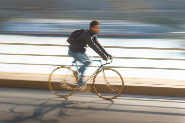 Mann Mit Rucksack Auf Fahrrad Unscharfer Bewegung — Stockfoto