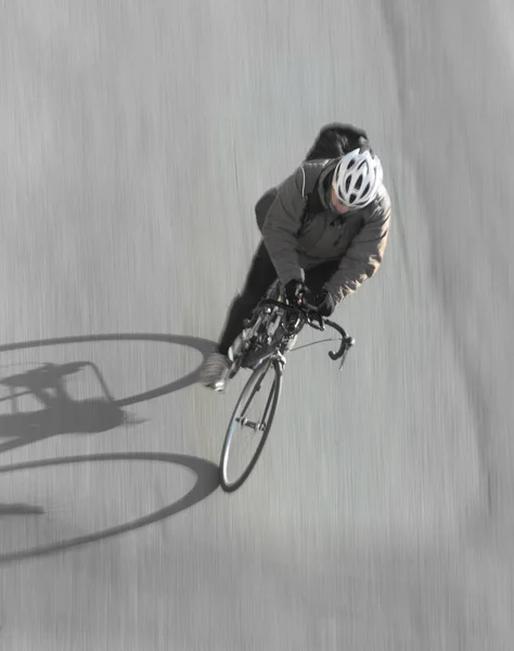 在模糊运动中骑自行车的高角度视图 带有自行车的阴影 — 图库照片