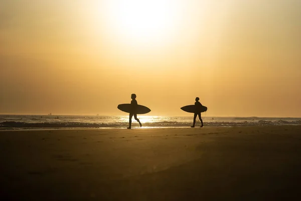 Silueta Dos Jóvenes Con Tablas Surf Playa Atardecer — Foto de Stock