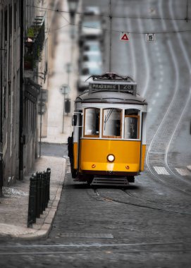 Lizbon sokakta sarı tramvay, Portekiz