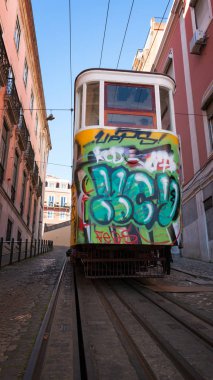 Lisboa, Portekiz dar dik sokakta Graffiti ile tramvay düşük melek görünümü