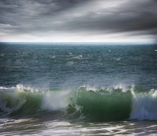 Большая Зеленая Океанская Волна Приближается Пляжу — стоковое фото