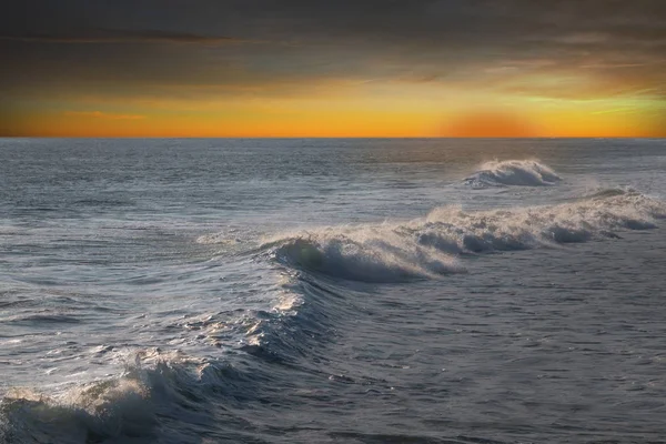 Gran Ola Oceánica Atardecer Naranja — Foto de Stock