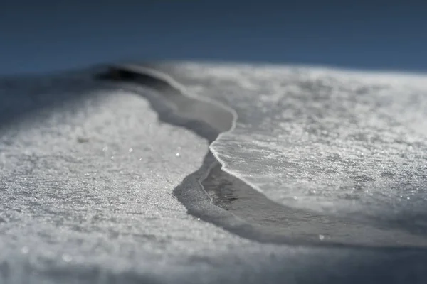 早春融化湖上薄片冰的特写 — 图库照片