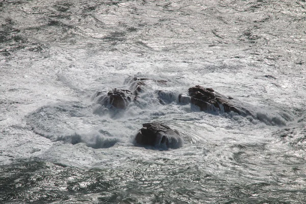 High Angle View Van Gevaarlijke Rotsen Stormachtige Zee Met Witte — Stockfoto