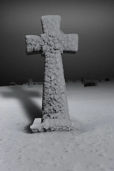 Náhrobní Kámen Zimní Noci Pokrytý Sněhem — Stock fotografie