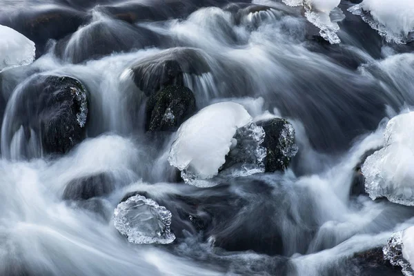 Longue Exposition Eau Courante Avec Des Roches Glace — Photo