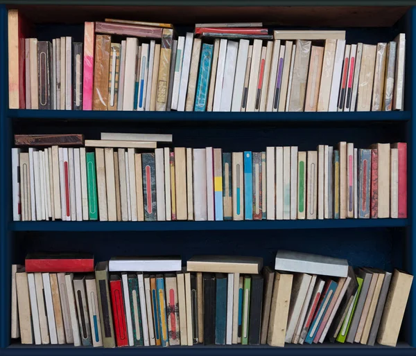 Estante Livros Azul Com Muitos Livros Antigos Várias Condições — Fotografia de Stock