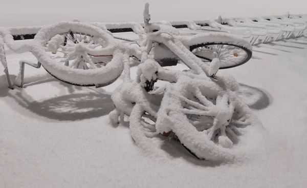 Duas Bicicletas Montão Coberto Neve Por Suporte Bicicleta — Fotografia de Stock