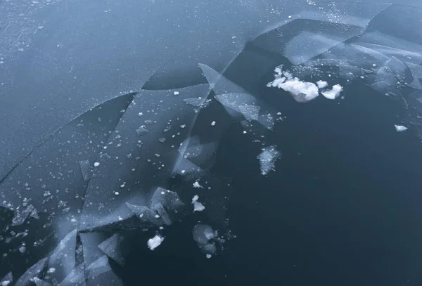 Таяние Трещина Тонкого Льда Спокойном Озере Ранней Весной — стоковое фото
