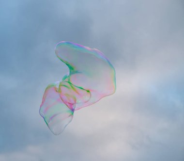 Mavi gökyüzünde büyük sabun köpüğü