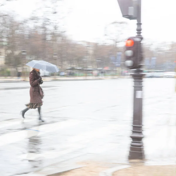 Frau Überquert Straße Bei Strömendem Regen Mit Regenschirm — Stockfoto