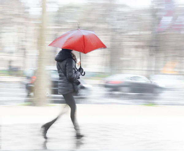 Kobieta Czerwonym Parasolem Ruchliwej Ulicy Deszczowy Dzień — Zdjęcie stockowe