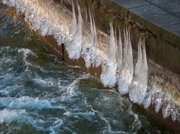 Icicli Appesi Alla Riva Del Fiume Acqua Tormentata — Foto Stock