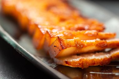 Soya sosu, şeker, biber sosu, yıldız anason, kimyon ve diğer baharatlar ile yapılan lezzetli Çin Sichuan kızarmış domuz yemeği