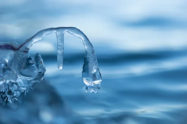 Suda Doğanın Oluşturduğu Güzel Şekilli Buz Sarkıtı — Stok fotoğraf