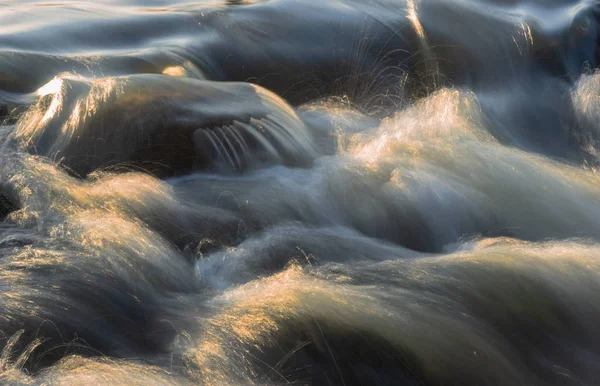 Longa Exposição Água Flutuando Sobre Rochas Rio Com Luz Solar — Fotografia de Stock