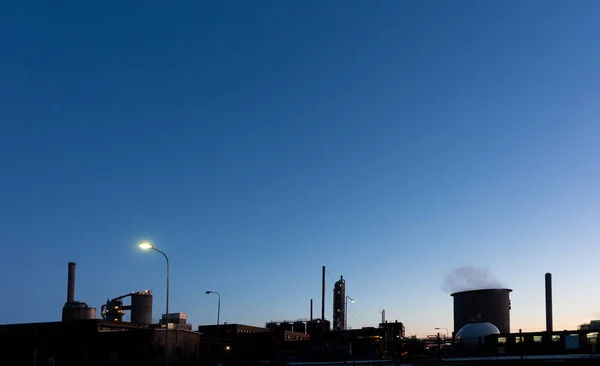 Installation Industrielle Nuit Avec Ciel Bleu Profond — Photo