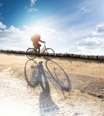 Geri erken ilkbaharda mavi gökyüzünde bisikletçi yaktı