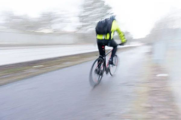 Задний Вид Человека Рюкзаком Современном Красном Велосипеде Размытом Движении Мрачный — стоковое фото