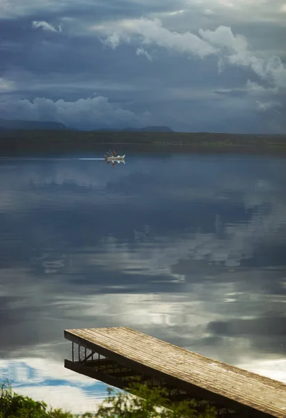 Jetty Lago Dia Nublado Com Barco Duas Pessoas Pescando Fundo — Fotografia de Stock