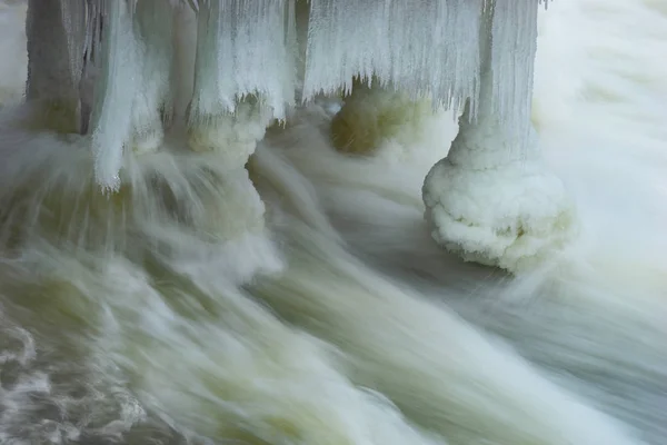 快速流水中的码头下的冰层和冰柱 长时间暴露 — 图库照片