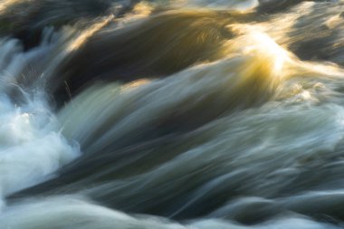 Uzun pozlama ile parlak güneş ışığında nehirde su yakın