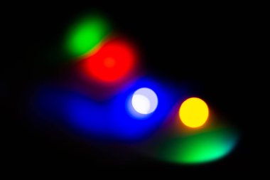 Siyah arka plan üzerinde parlak renklere sahip soyut resim