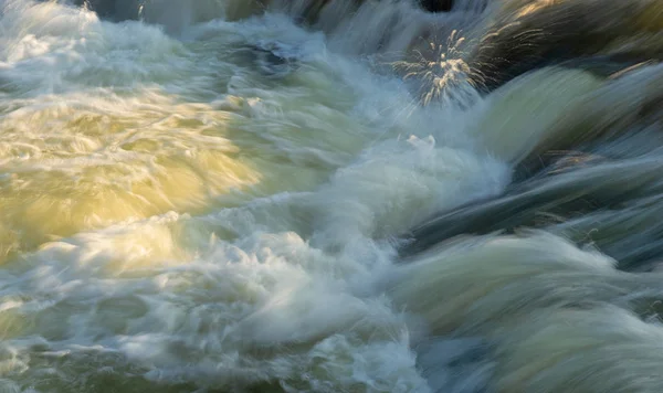 Primer Plano Del Agua Río Luz Del Sol Brillante Con — Foto de Stock