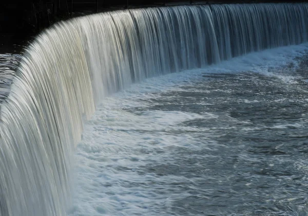 Smoothly Bent Waterfall Dam — Stock Photo, Image